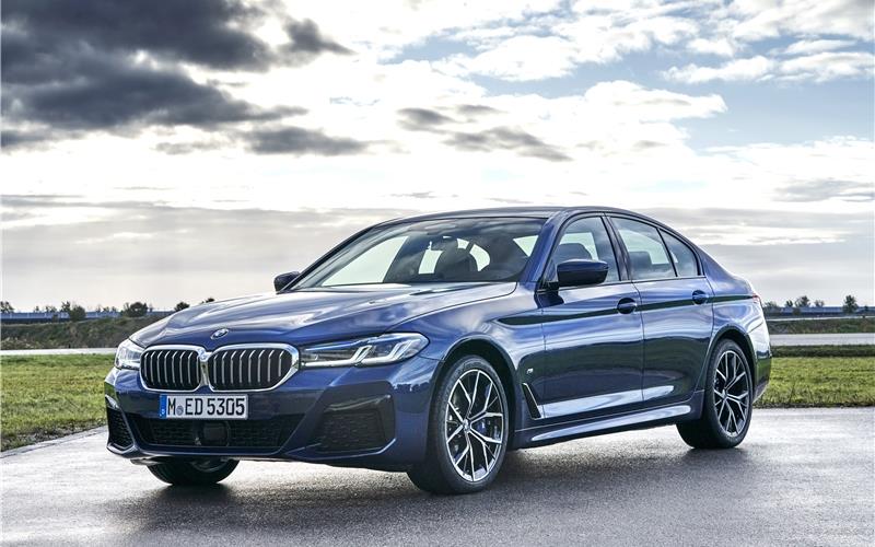 Elegantes Linienspiel
des Exterieurs Markentypisch auch bei der neuen BMW 5er Limousine: Die lange Motorhaube