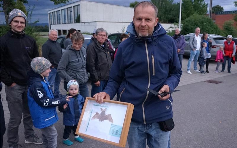 Markus Bihler vom Nabu Mötzingen-Gäufelden zeigt Fledermausarten und erklärt die Besonderheiten. GB-Foto: Straub