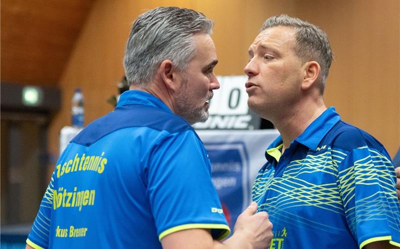 Markus Brenner (links) und Stefan Haag lieferten sich am Ende der Bezirksklasse-Partie bei der Spvgg. Warmbronn mit dem Gegner einen Doppel-Krimi. GB-Foto: Vecsey