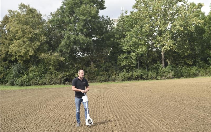 Markus Pflugfelder mit einem sogenannten Spaten, der den Boden an Ort und Stelle analysiert. Im Hintergrund zwischen den Bäumen die Antenne des 5G-Netzes, das die Daten sofort aufnimmt und nahezu in Echtzeit weiterleitet. GB-Foto: Reichert