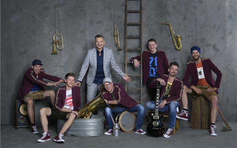 Alpin KG mit Markus Wolfahrt in Willy-Dieterle-Halle Markus Wolfahrt tritt mit seiner Band Alpin KG in Jettingen auf. GB-Foto: gb