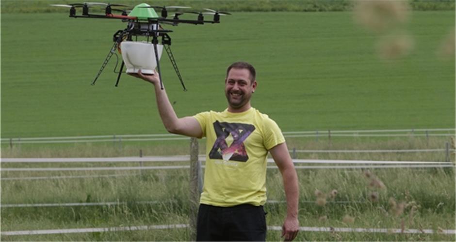 Markus Wünsch bringt mit seiner Flugdrohne Nützlinge auf Feldern ausGB-Foto: Bäuerle