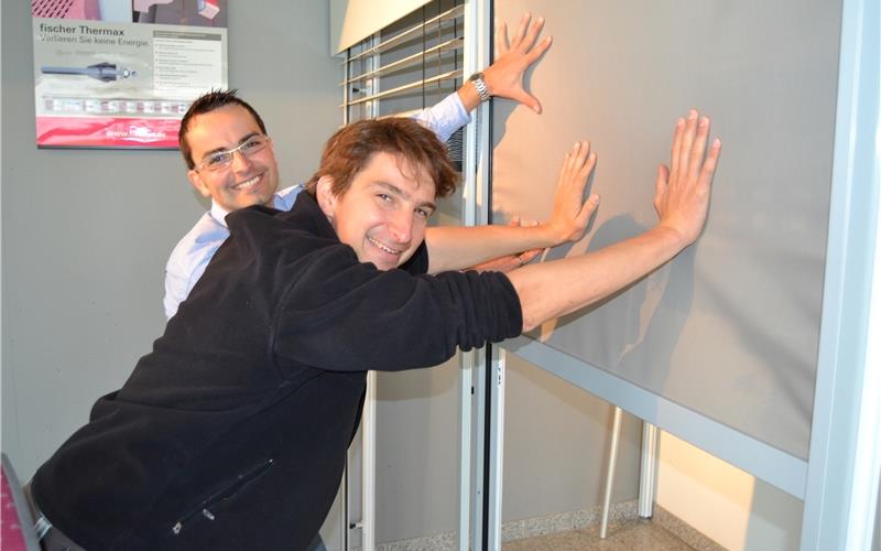 Markus und Jochen Merkle mit ihrem SonnenschutzsystemGB-Foto: gb