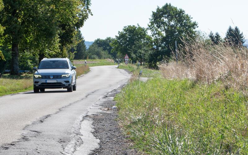 Marode: Straße zwischen Sindlingen und Nebringen.GB-Foto: Vecsey