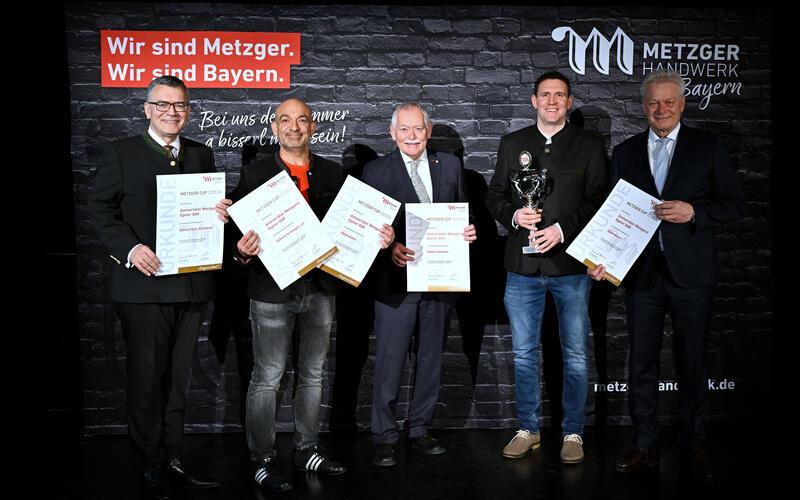 Martin Egeler (Zweiter von rechts): Erfolgreich bei Wurstwettbewerb.GB-Foto: gb