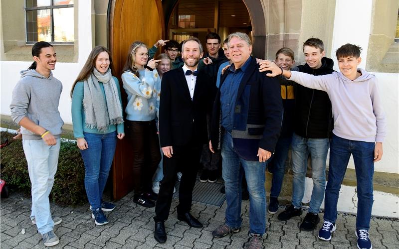 Martin Faiß (Mitte rechts) mit Pfarrer Marcus Girrbach (links daneben) und Jugendlichen. GB-Foto: Holom