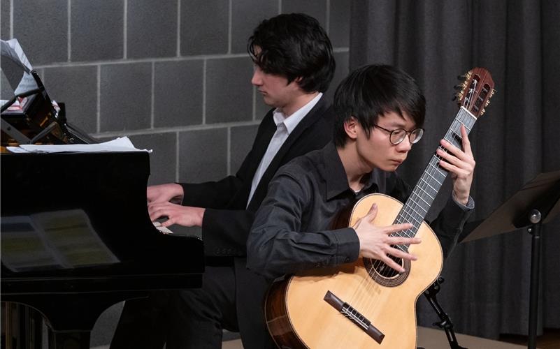 Martín Morales (Klavier) und Sheng Weng an der Gitarre gestalteten einen beglückenden Abend in der Musikschule. GB-Foto: Vecsey