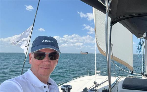 Martin Scheuerle beim Hochseesegeln vor Kuba. GB-Foto: gb