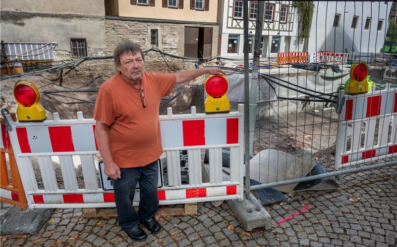 Martin Weiß vor der Fruchtkasten-Baustelle, die seit einem Jahr den Zugang zu seinem Geschäft unmöglich macht. GB-Foto: Vecsey