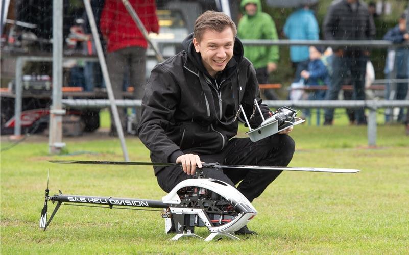 Martin Wycisc bereitet seinen Hubschrauber RAW 700 für den Start vor. GB-Foto: Vecsey