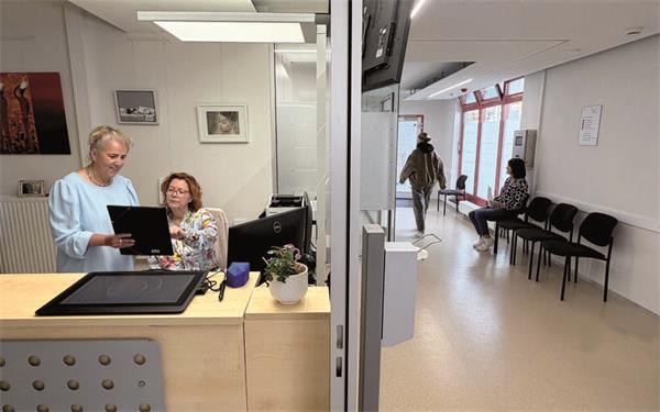 Martina Bienzle (links) und Heike Leitner arbeiten im Bürgeramt, rechts ist der Wartebereich zu sehen. GB-Foto: Bäuerle