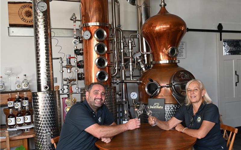 Martina Schwab und Bernd Amann in ihrer Gärtringer Vorstadtbrennerei. GB-Foto: Reichert