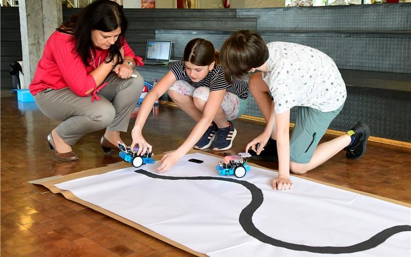 Spielerisch und praxisnah mit Robotik Martina Walz probiert mit zwei Schülern schon mal die neuen Errungenschaften aus GB-Foto: Holom
