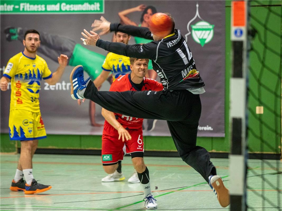 Marvin Seeger (SG H2Ku Herrenberg #06) gegen Mile Matijevic (HC Neuenbuerg #12),...