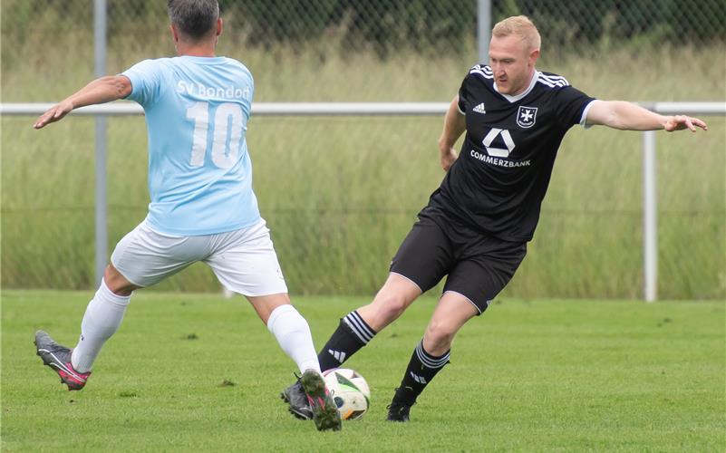 Marvin Stöcker (rechts) im Zweikampf: „Allein mit Schönspielerei kommt man halt nicht weiter.“ GB-Foto: Vecsey