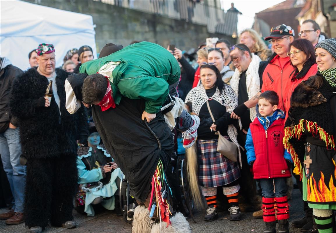 Maskenabstauben Fasnet in Herrenberg 1 / 2020 Foto: Schmidt  Taufe   Prüfung