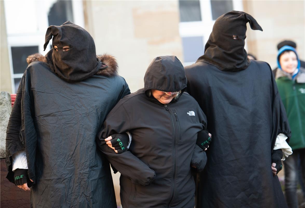 Maskenabstauben Fasnet in Herrenberg 1 / 2020 Foto: Schmidt  Taufe   Prüfung