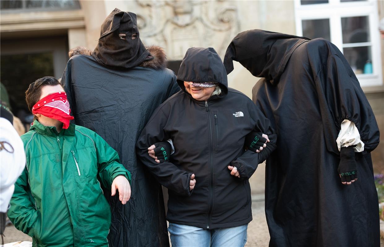 Maskenabstauben Fasnet in Herrenberg 1 / 2020 Foto: Schmidt  Taufe   Prüfung