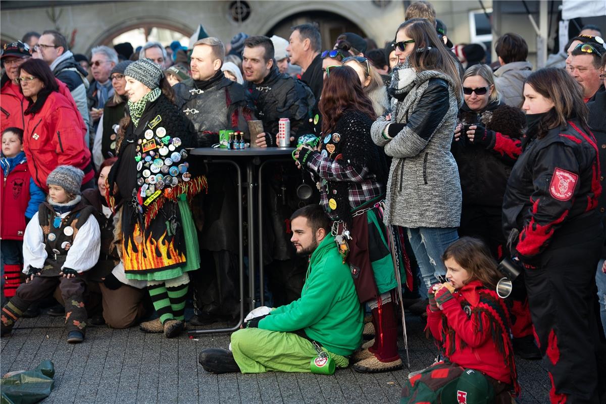 Maskenabstauben Fasnet in Herrenberg 1 / 2020 Foto: Schmidt