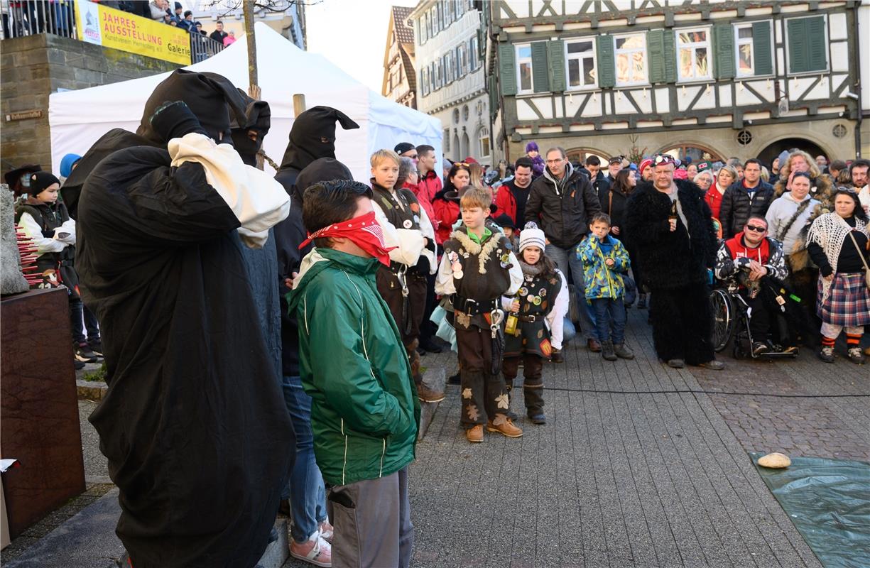 Maskenabstauben Fasnet in Herrenberg 1 / 2020 Foto: Schmidt  Taufe   Prüfung