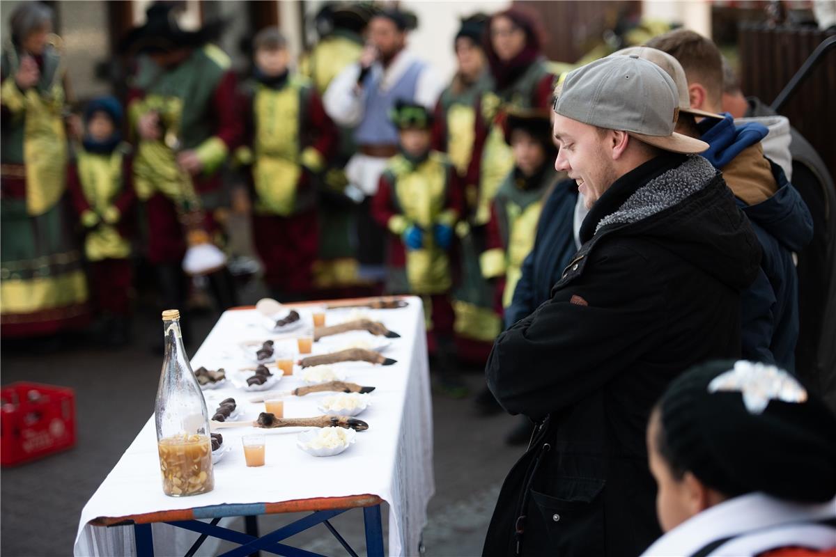 Maskenabstauben Fasnet in Rohrau 1 / 2020 Foto: Schmidt