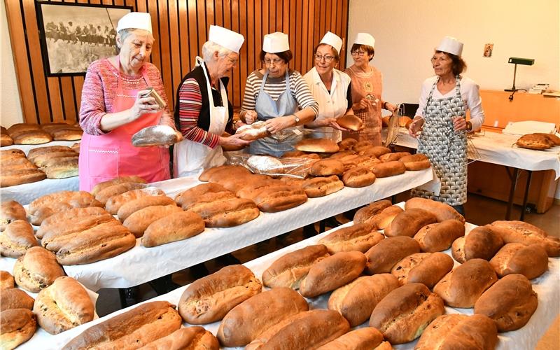 Massenproduktion: Der Stichelkreis bereitet seinen Verkauf auf dem Weihnachtsmarkt vor GB-Foto: Holom