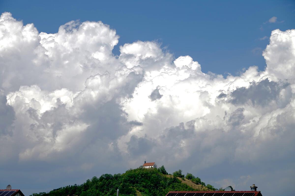Massive Wolken über der Wurmlinger Kapelle.  Von Eckbert Kaiser aus Hailfingen.