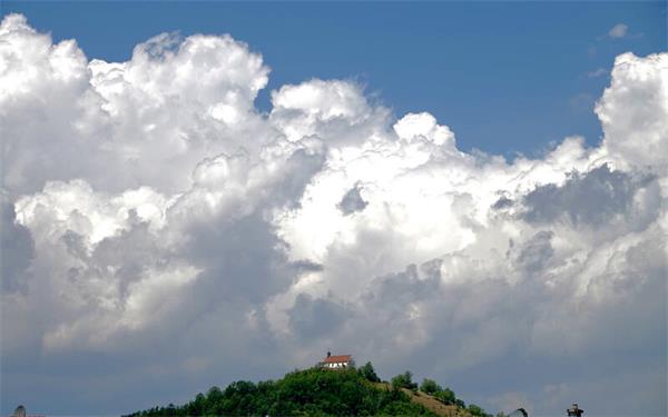 Massive Wolken über der Wurmlinger Kapelle (gesehen von Eckbert Kaiser aus Hailfingen).