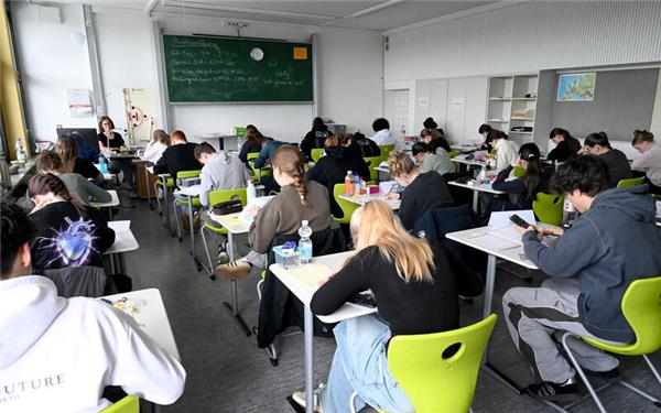 Mathe-Abschlussprüfung in der Jerg-Ratgeb-Realschule Herrenberg: „Ich glaube an euch“, steht auf der Tafel. GB-Foto: Holom