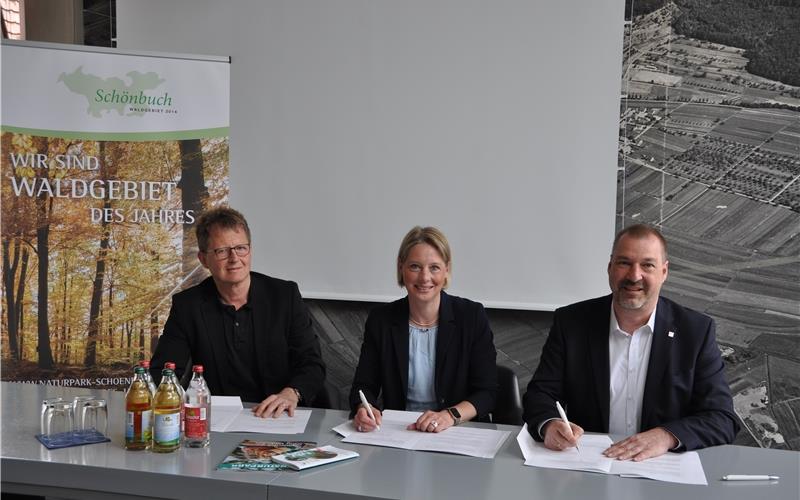 Mathias Allgäuer (links) vom Naturpark Schönbuch, Rektorin der Joseph-Haydn-Schule Anke Krohn und Ortsvorsteher Torsten Widmann unterschreiben am Montag die Kooperationsvereinbarung zur Naturparkschule.GB-Foto: Naturpark Schönbuch