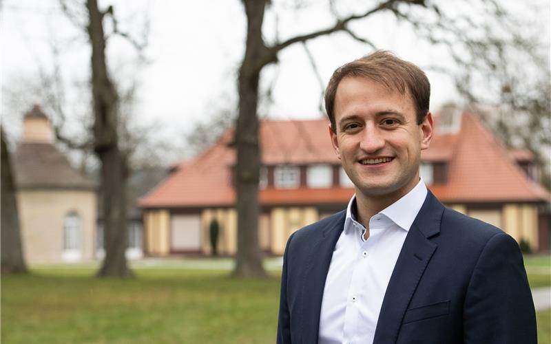 Matthias Miller (vor der Gärtringer Villa) möchte vor Ort präsent und eine starke Stimme im Landtag sein GB-Foto: Schmidt