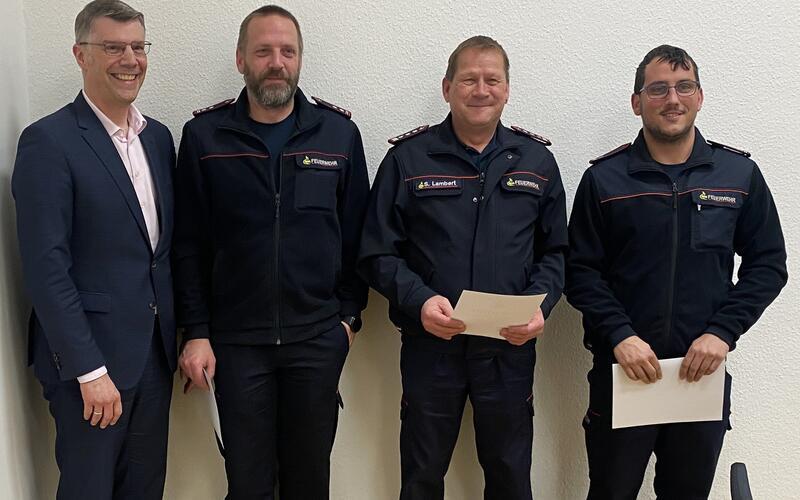 Matthias Schöck überreichte Martin Stoll, Stefan Lambert und Dennis Bauernfeind ihre Urkunden (von links nach rechts). GB-Foto: Andreas Denner