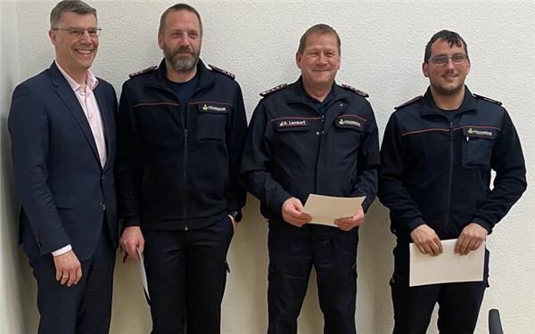 Matthias Schöck überreichte Martin Stoll, Stefan Lambert und Dennis Bauernfeind ihre Urkunden (von links nach rechts). GB-Foto: Andreas Denner