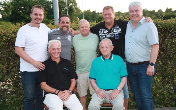 Matthias Stevens (links) und Frank Rasch (rechts) zeichneten Sven Sauter (25 Jahre, hinten von links), Michael Stang, Klaus Löffler (beide 40) sowie Dieter Böhm (vorne links, 50) und Fritz Hagenlocher (70) für langjährige Mitgliedschaft aus. GB-Foto: gb