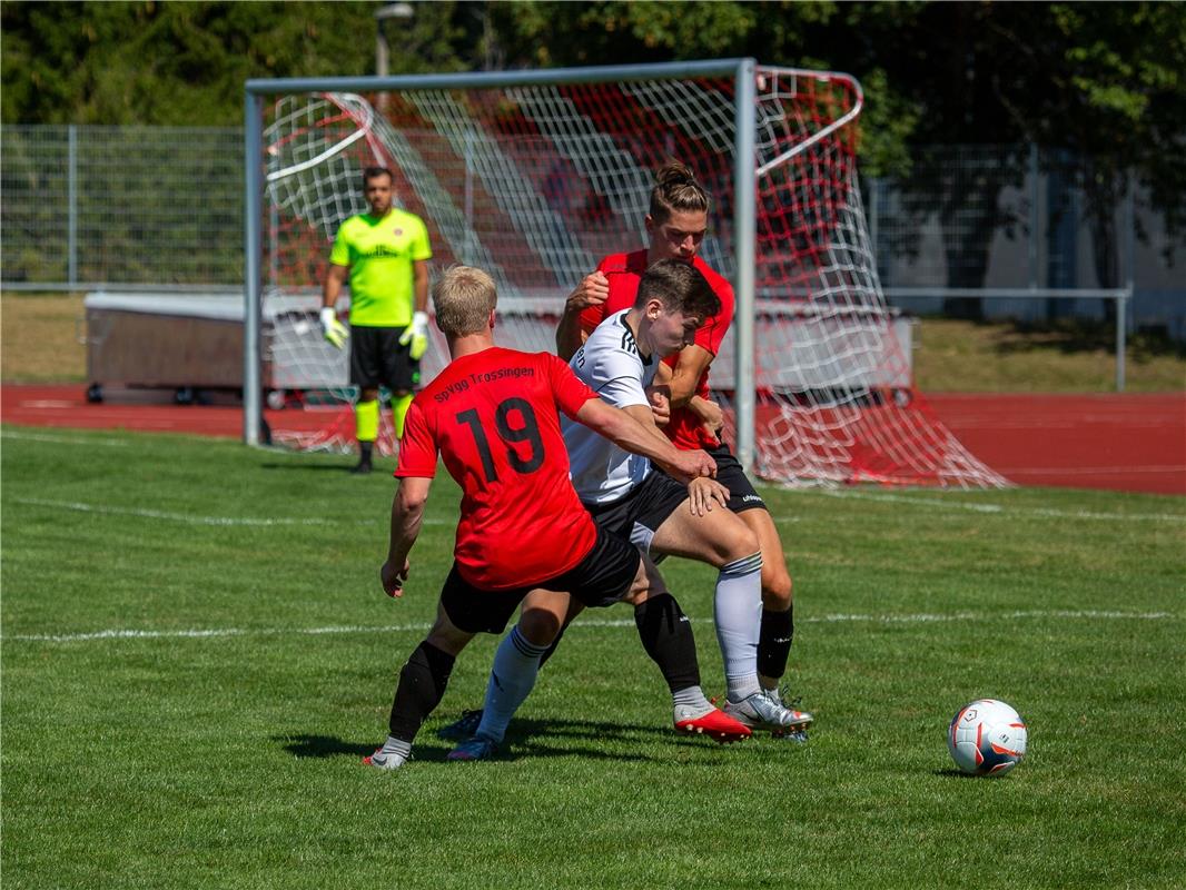 Maurice Merz (Spvgg Trossingen #19), Felix Franke (FC Gaertringen #09) und Vanja...