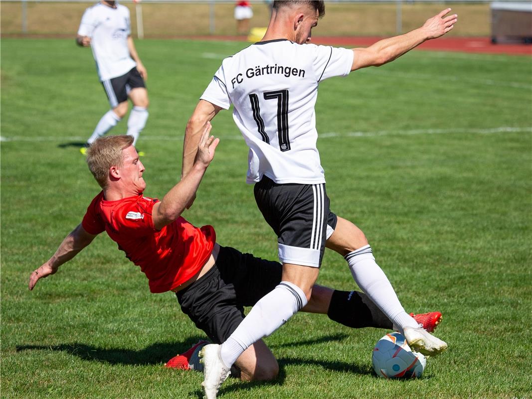 Maurice Merz (Spvgg Trossingen #19) und Leutrim Goxhuli (FC Gaertringen #17), Sp...