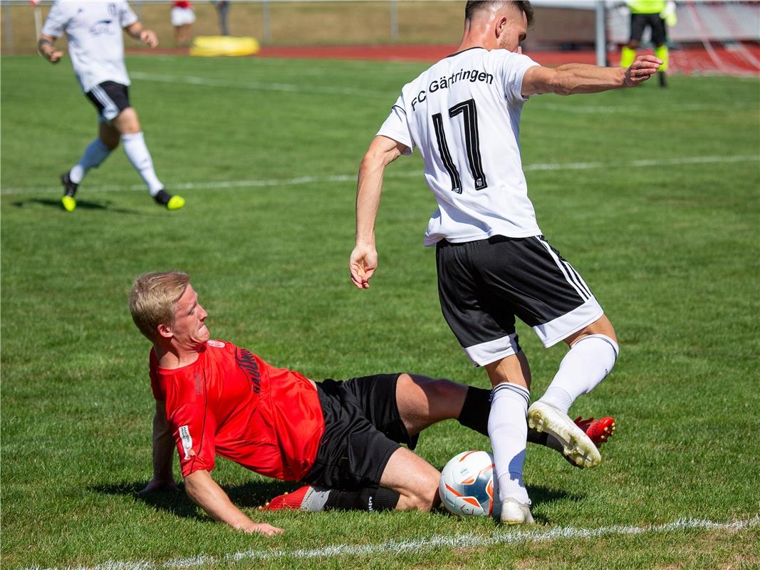 Maurice Merz (Spvgg Trossingen #19) und Leutrim Goxhuli (FC Gaertringen #17), Sp...