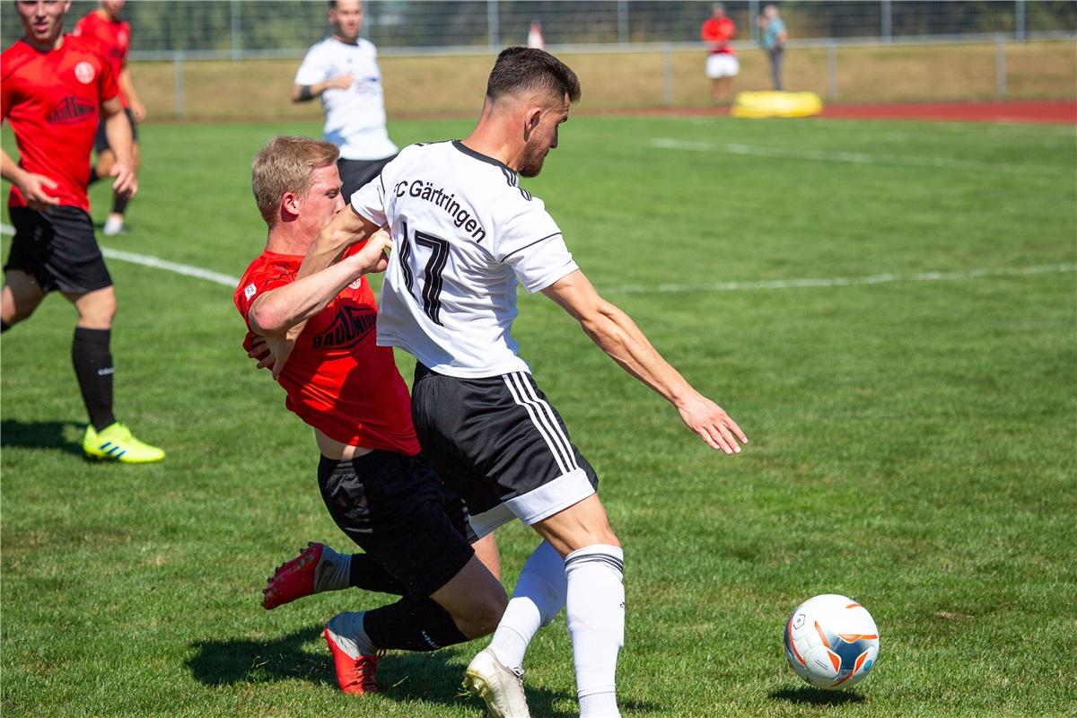 Maurice Merz (Spvgg Trossingen #19) und Leutrim Goxhuli (FC Gaertringen #17), Sp...