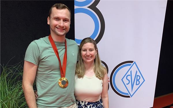 Maurice Schmidt mit seiner Lebensgefährtin Dr. Anne Haupt, die zudem als Teamärztin der Nationalmannschaft im Rollstuhlfechten fungiert. GB-Foto: Holzapfel