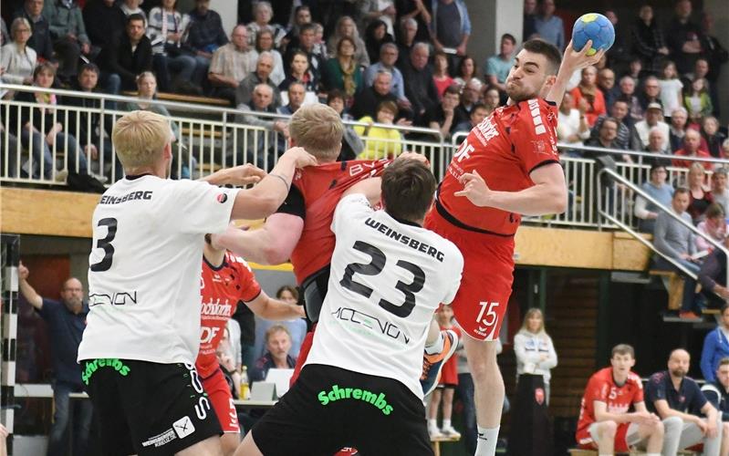Alexander Job: „So etwas habe ich noch nie erlebt“ Max Fuhrmann (am Ball) war der beste Werfer der SG H2Ku beim Saison-Schlussakkord GB-Foto: Eibner