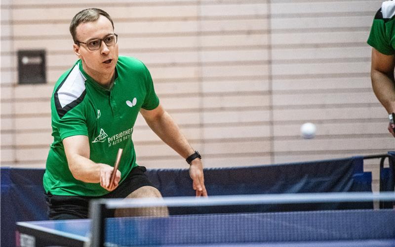 Max Hering hatte im Einzel gegen Ottenbronns Spitzenspieler Sebastian Krumtünger das Nachsehen. GB-Foto: Schmidt