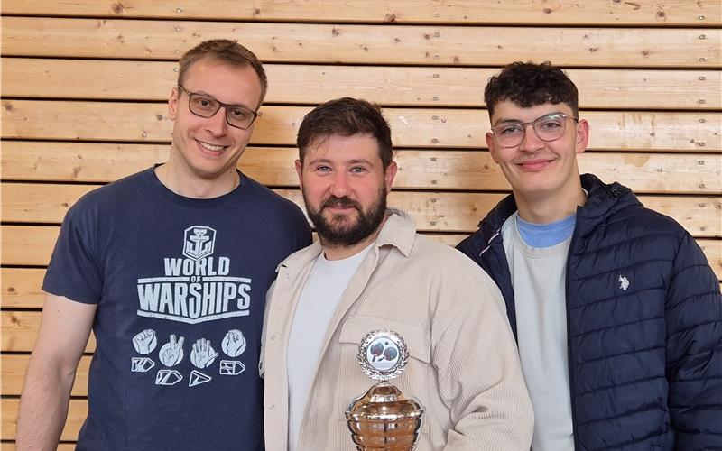 Max Hering (von links), Domenico Sanfilippo und Ahmad El Haj Ibrahim holten den Bezirkspokal-Sieg in der Königsklasse zum VfL Herrenberg. GB-Foto: Holzapfel