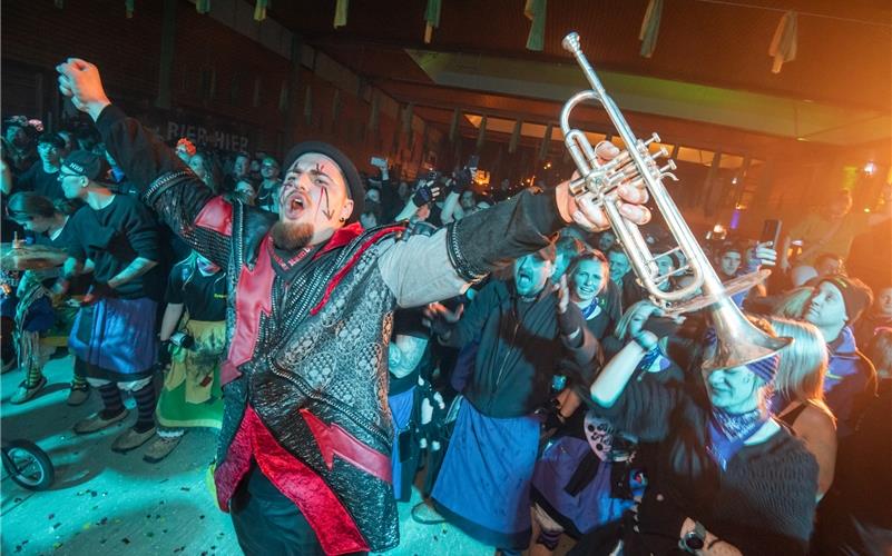 Mega-Fasnet in Deckenpfronn: Der Hexenkessel brodelt!GB-Foto: Vecsey