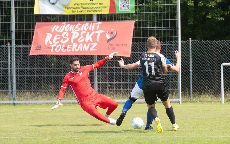 Mehdi Darabi Darestani (rot) hat eine starke Pflichtspiel-Premiere gefeiert. GB-Foto: Schmidt