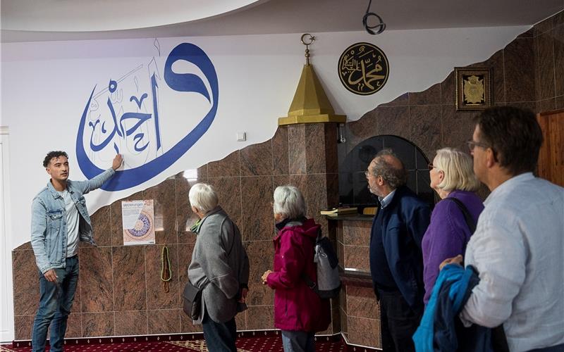Mehmet Hakan Arslan (links) führte durch die IGMG-Moschee. GB-Foto: Schmidt