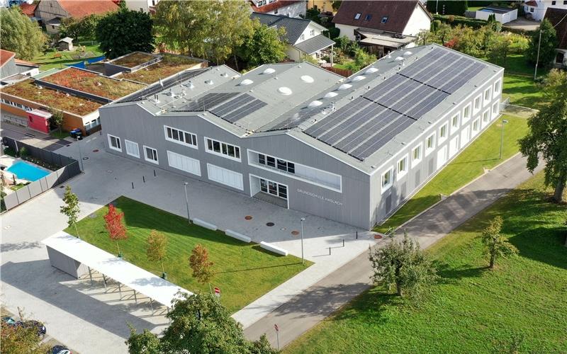 Mehr Solardächer wie hier auf Haslachs neuer Grundschule oder am Freibad (kleines Bild) sollen zur Klimaneutralität peu à peu beitragen. GB-Fotos: Holom/gb