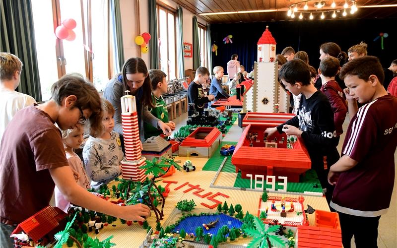Mehr als 60 Kinder haben mit den bis zu 200000 Legosteinen ihrer Fantasie freien Lauf gelassen. GB-Foto: Holom
