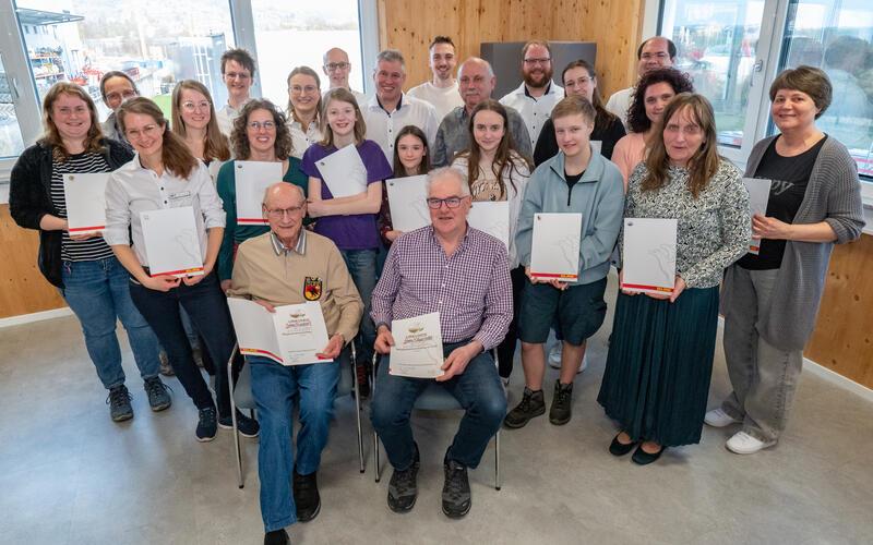 Mehrere Ehrungsurkunden und Verdienstzeichen wurden bei der Versammlung der DLRG ausgehändigt. GB-Foto: Vecsey