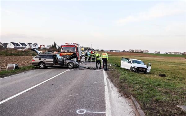 Mehrere Einsatzkräfte rückten zu dem Unfall auf der B14 aus. GB-Fotos: SDMG/Dettenmeyer