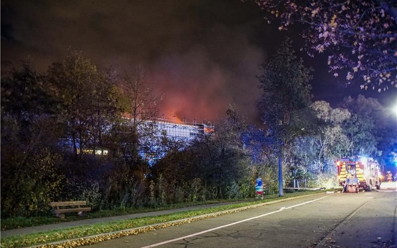 Mehrere Gasflaschen explodierten in Eltingen am Freitagabend auf dem Dach einer Sporthalle im Rohbau. Der daraus folgende Brand erforderte ein Großaufgebot der Feuerwehrt GB-Foto: SDMG/Dettenmeyer